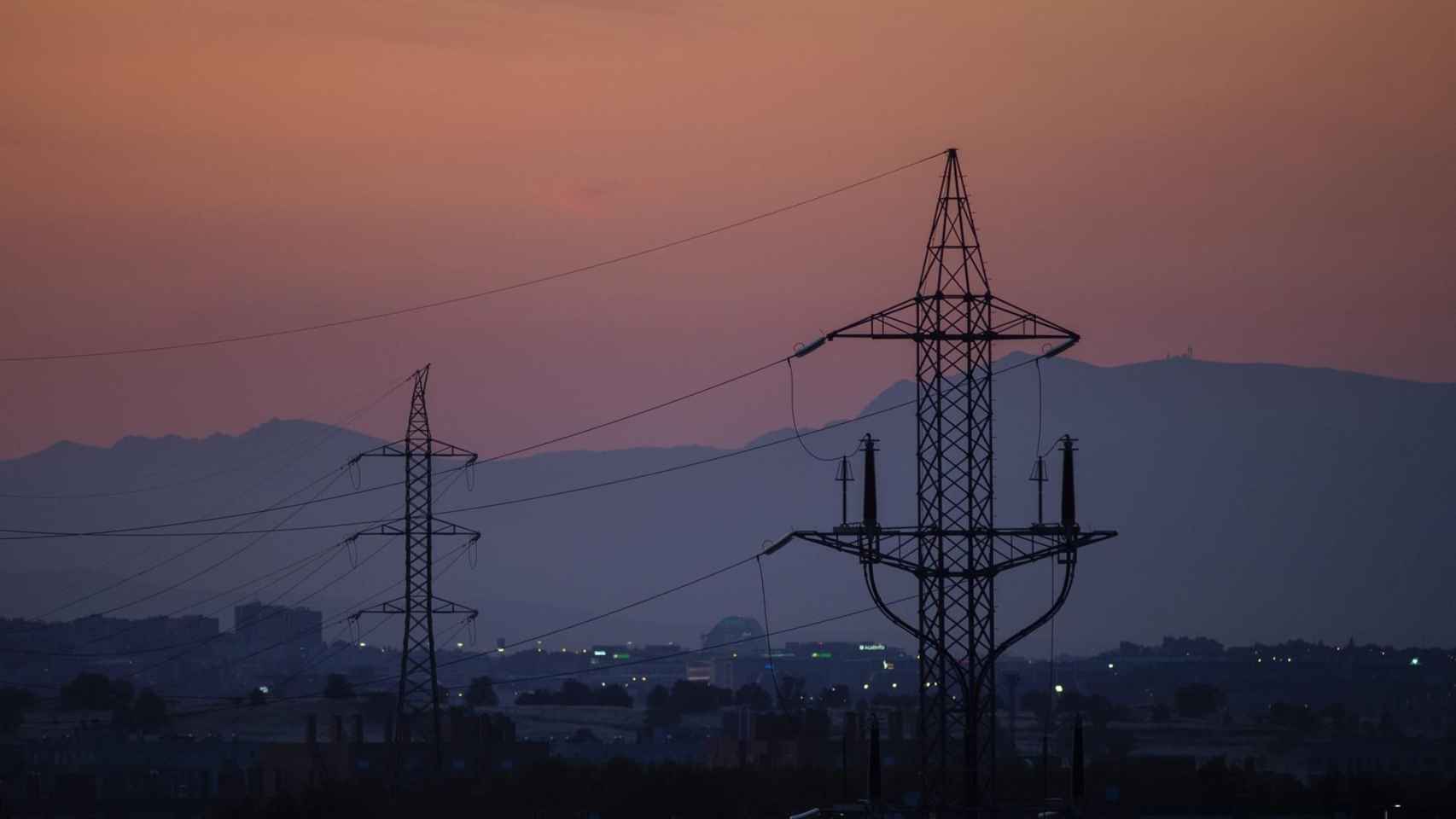 Torres de tensión el día en el que el precio de la luz alcanza un máximo histórico, a 20 de julio de 2021 / Alberto Ortega - Europa Press