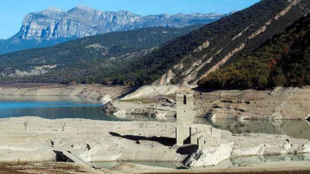 Un embalse bajo mínimos en un episodio de sequía en Catalunya
