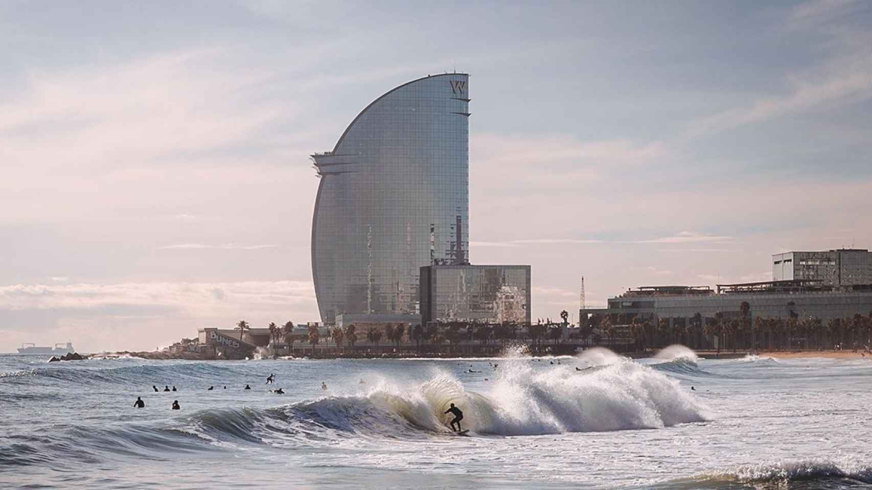 Surf en las playas de Barcelona / PEXELS