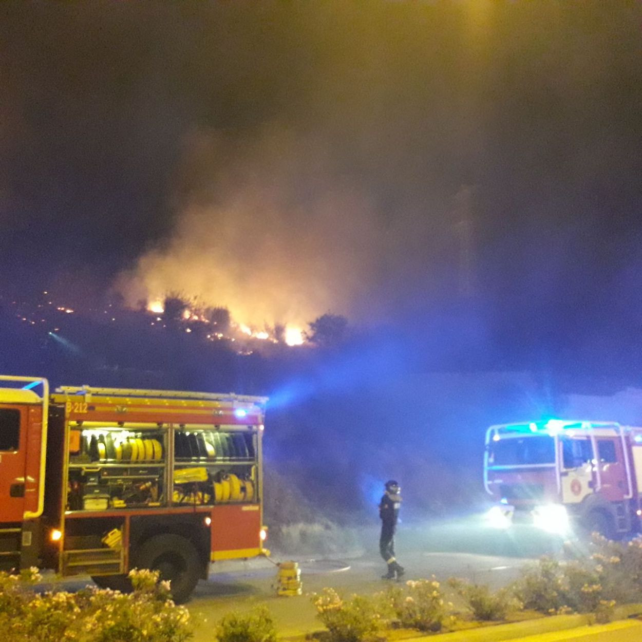 Bomberos de Barcelona trabajando en un incendio en Collserola / BOMBERS