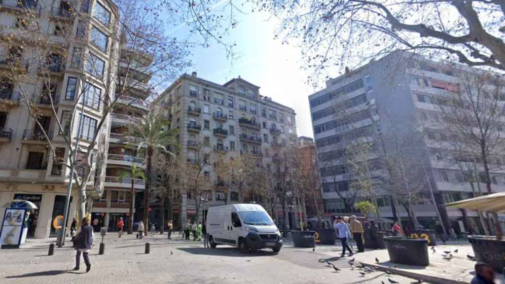 Panorámica de la plaza del Pes de la Palla del Raval desde la Ronda de Sant Antoni / GOOGLE MAPS