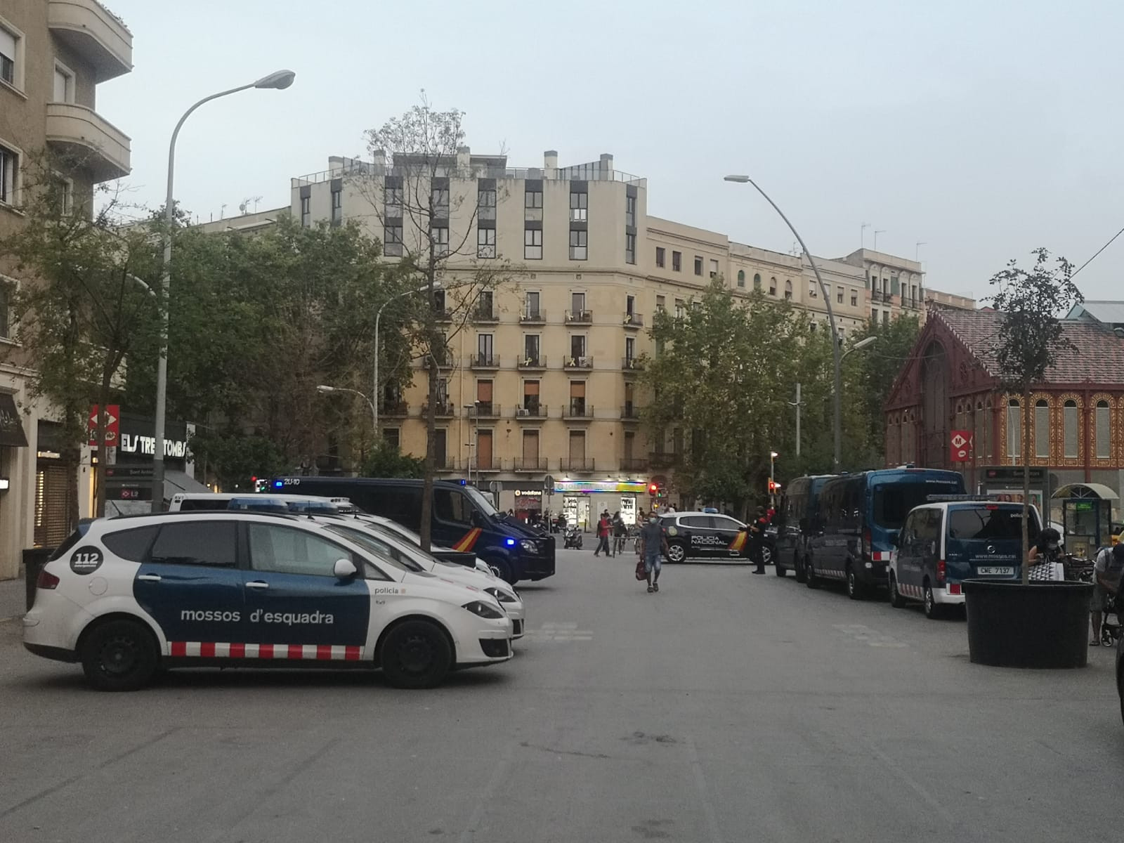 Macrodispositivo policial en la Ronda de Sant Antoni / METRÓPOLI