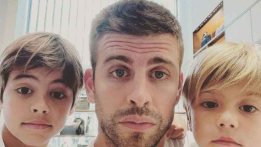 Selfie de Piqué acompañado de sus hijos Milan y Sasha / INSTAGRAM