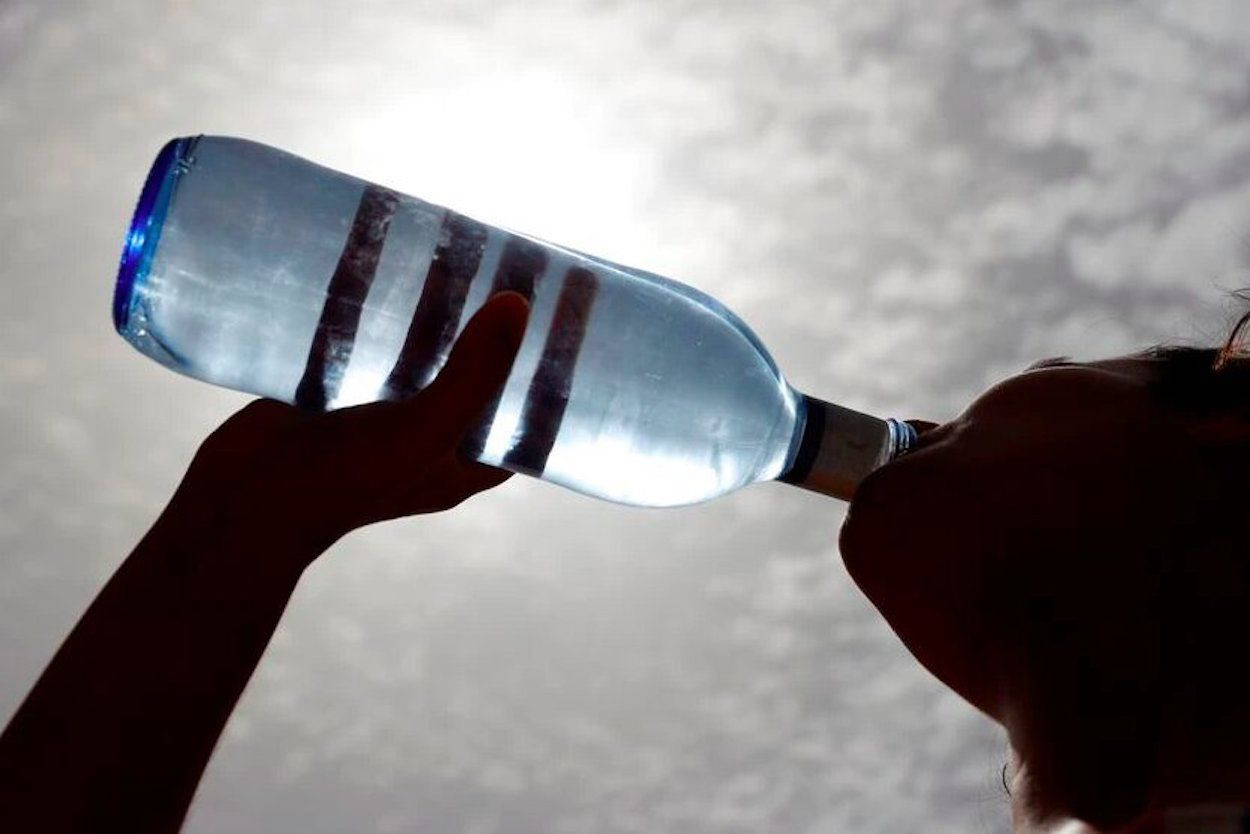 Una mujer bebe agua ante una ola de calor / EFE