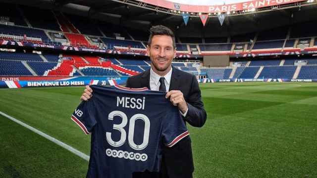 Messi posa con la camiseta del PSG / RRSS