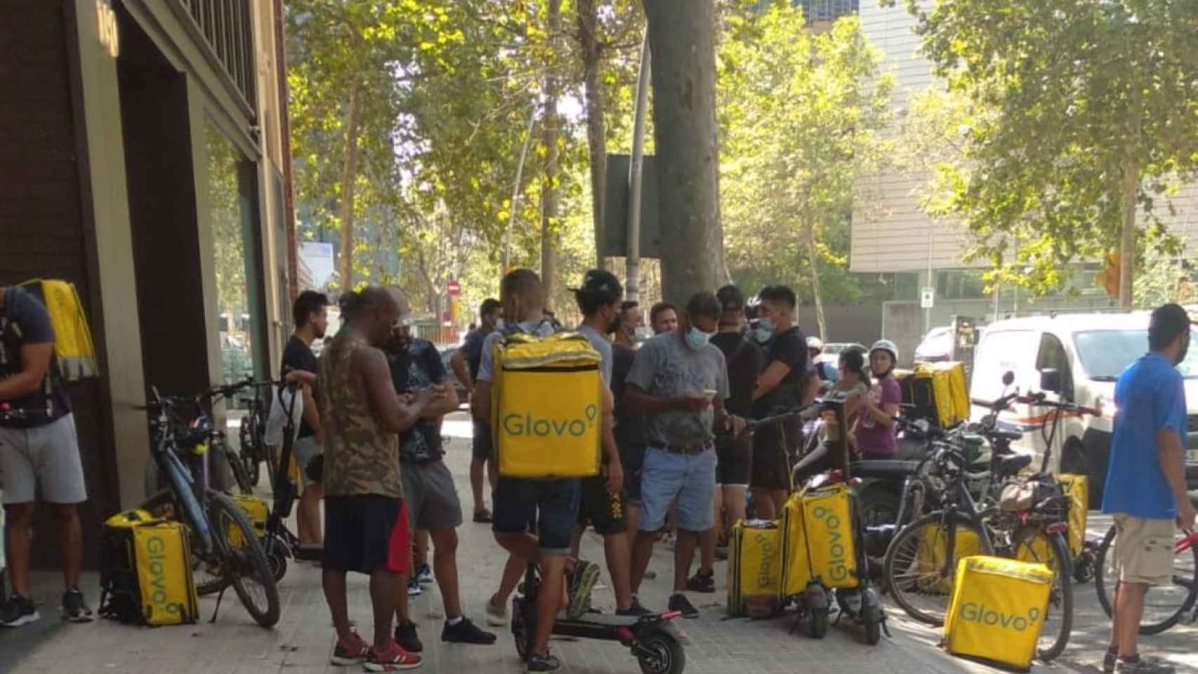 Repartidores de Glovo este viernes delante de la sede de la empresa en el Poblenou / CEDIDA