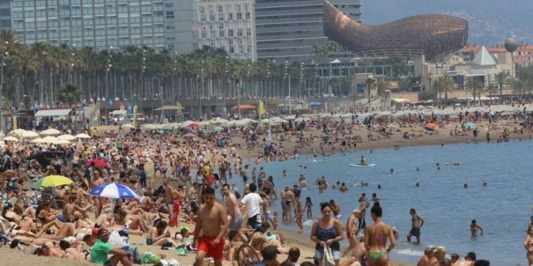 Bañistas en la playa de la Barceloneta / EFE