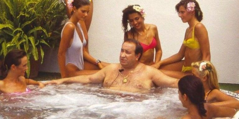 Jesús Gil rodeado de jóvenes en un jacuzzi