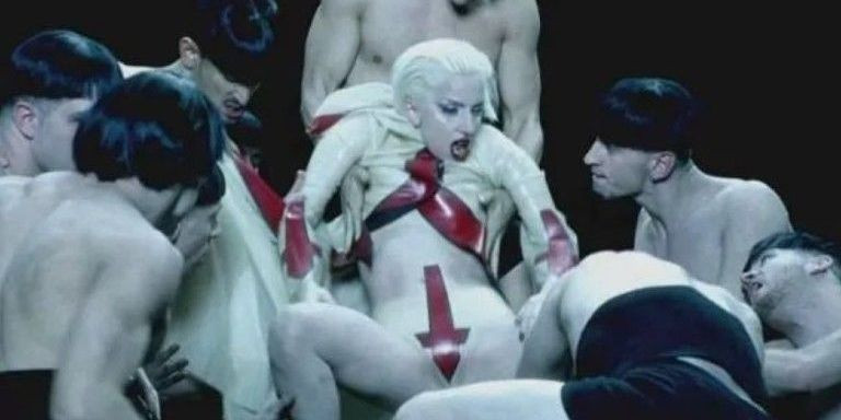 Lady Gaga, durante el videoclip 'Alejandro'