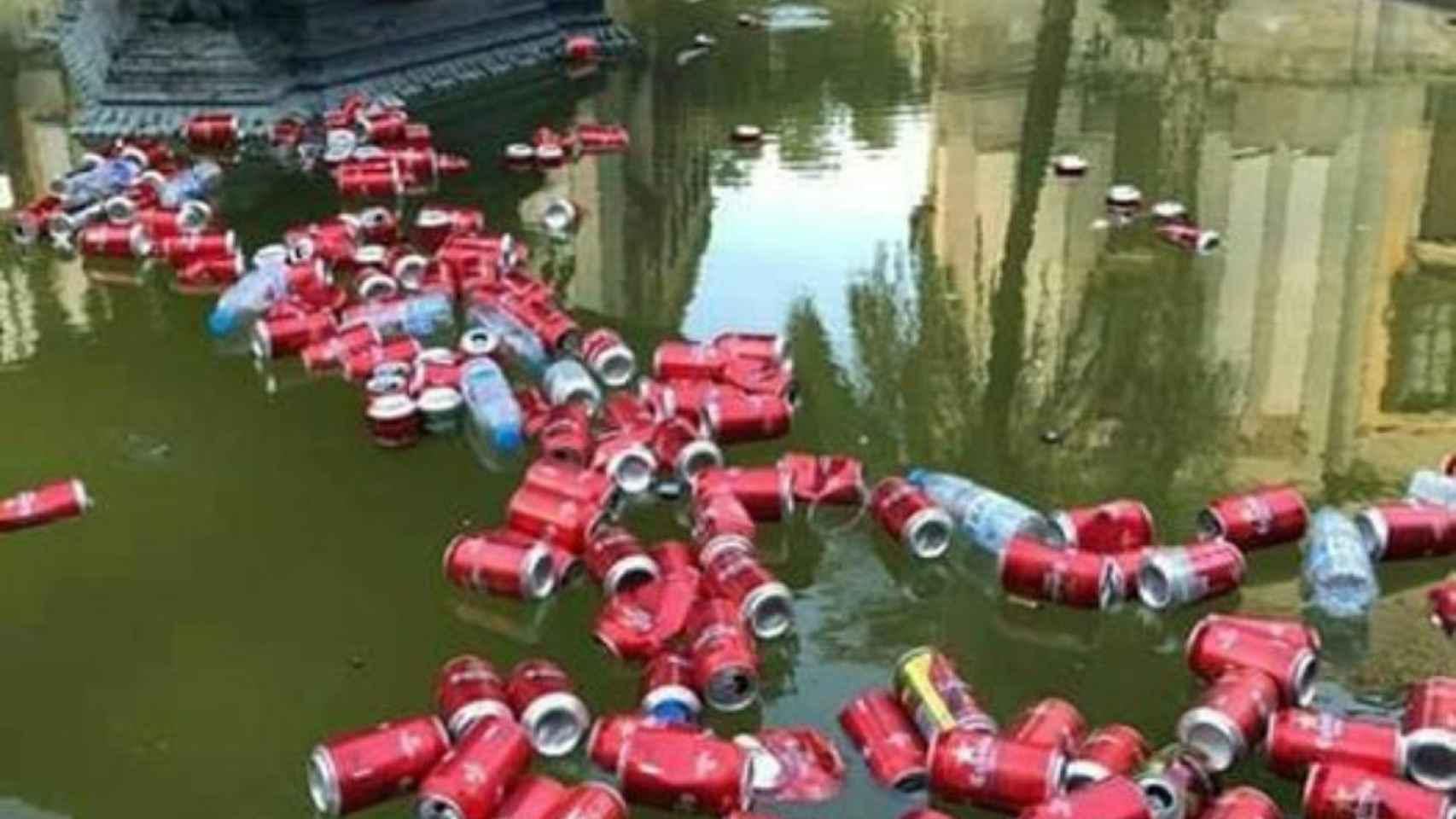 Latas y botellas en la fuente de la plaza Reial de Barcelona / @JoaquimTorrent