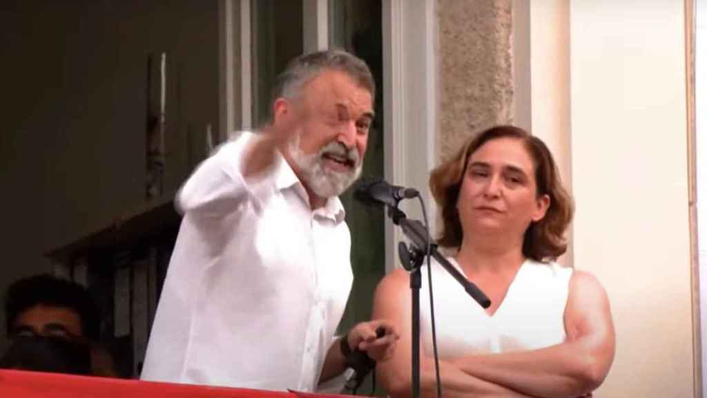 Jordi Cuixart y Ada Colau durante el pregón de las fiestas de Gràcia / AJ BCN