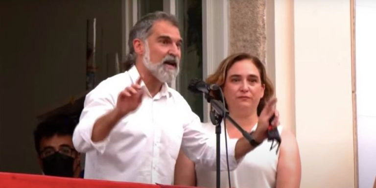 Jordi Cuixart y Ada Colau durante el pregón de las fiestas de Gràcia / AJ BCN