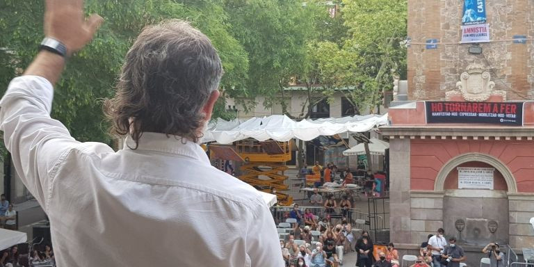 El presidente de Òmnium y pregonero de las fiestas de Gràcia, Jordi Cuixart, durante su discurso / @FESTAGRACIA