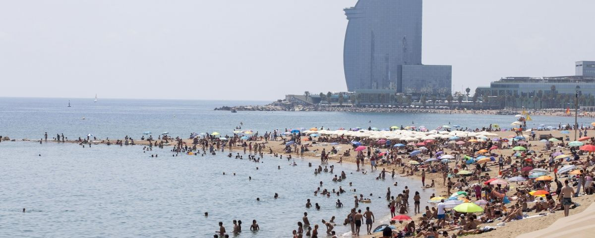 Bañistas en la playa de la Barceloneta / HUGO FERNÁNDEZ