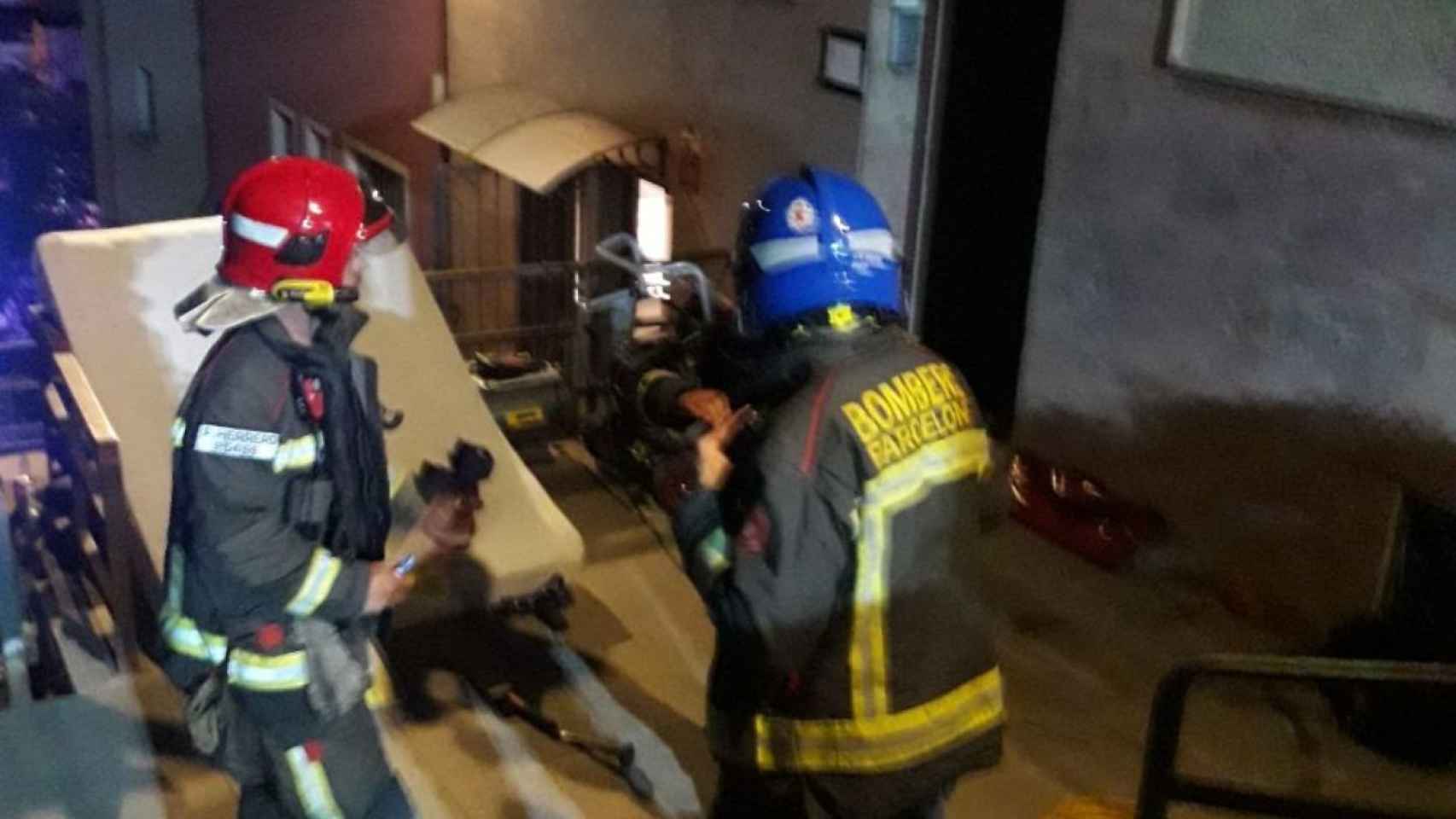 Bomberos de Barcelona la pasada noche del viernes en el Guinardó / BOMBERS BARCELONA