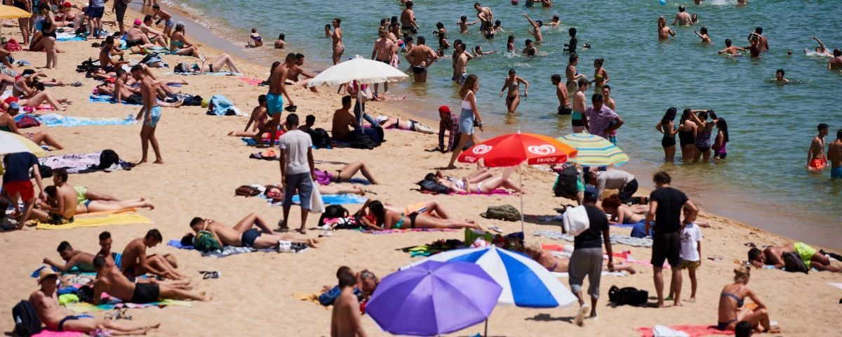 Playas llenas por la ola de calor en Barcelona / EFE