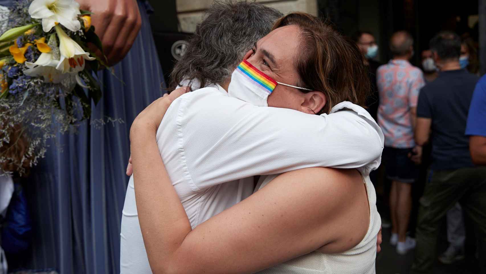 Ada Colau abraza a Jordi Cuixart después del acto del pregón de las fiestas de Gràcia / EFE