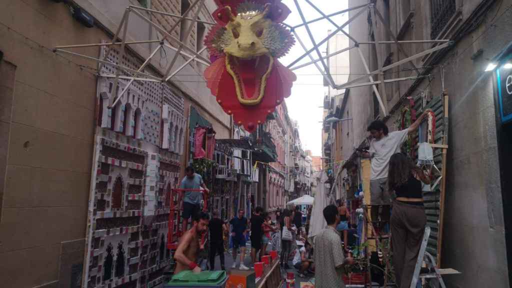 Trabajos de decoración en la calle de Mozart este sábado / GUILLEM ANDRÉS