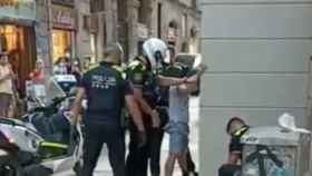 La Guardia Urbana retiene a un presunto ladrón en el Raval / LEGENDS