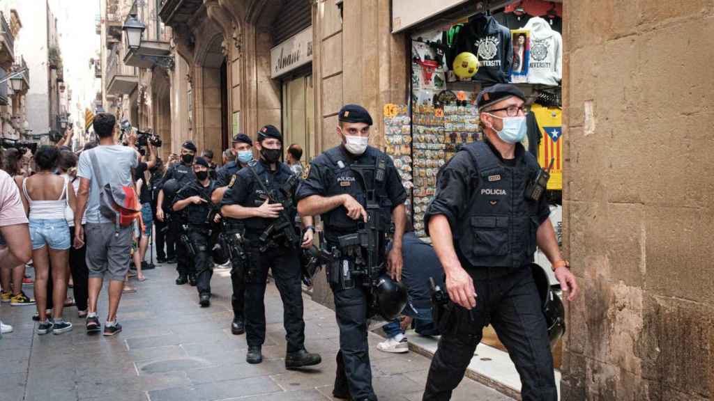 Mossos d'Esquadra salen del céntrico hotel Petit Palace del Gòtic donde se hospedaba un turista marroquí / PABLO MIRANZO