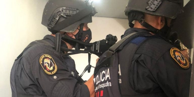 Dos agentes de la Brimo entran en la habitación de hotel del turista marroquí / METRÓPOLI ABIERTA