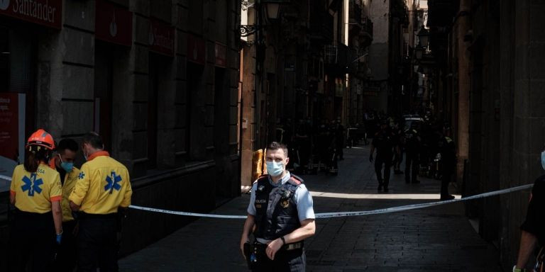 Cordón policial este mediodía en la calle de la Boqueria / PABLO MIRANZO