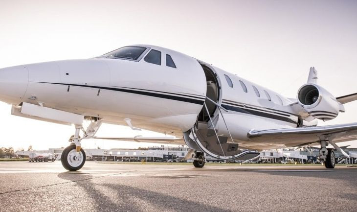 Exterior de un avión privado en un aeropuerto europeo