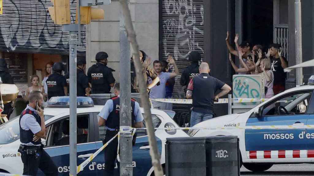 Víctimas y testigos después del atentado de la Rambla en 2017