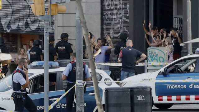 Víctimas y testigos después del atentado de La Rambla en Barcelona / EFE
