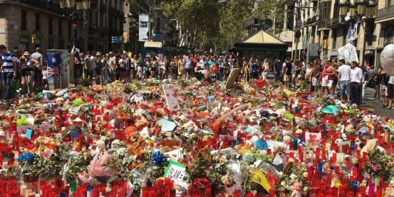 Ofrenda floral sobre el mosaico de Miró en La Rambla tras los atentados del 17A / ARCHIVO