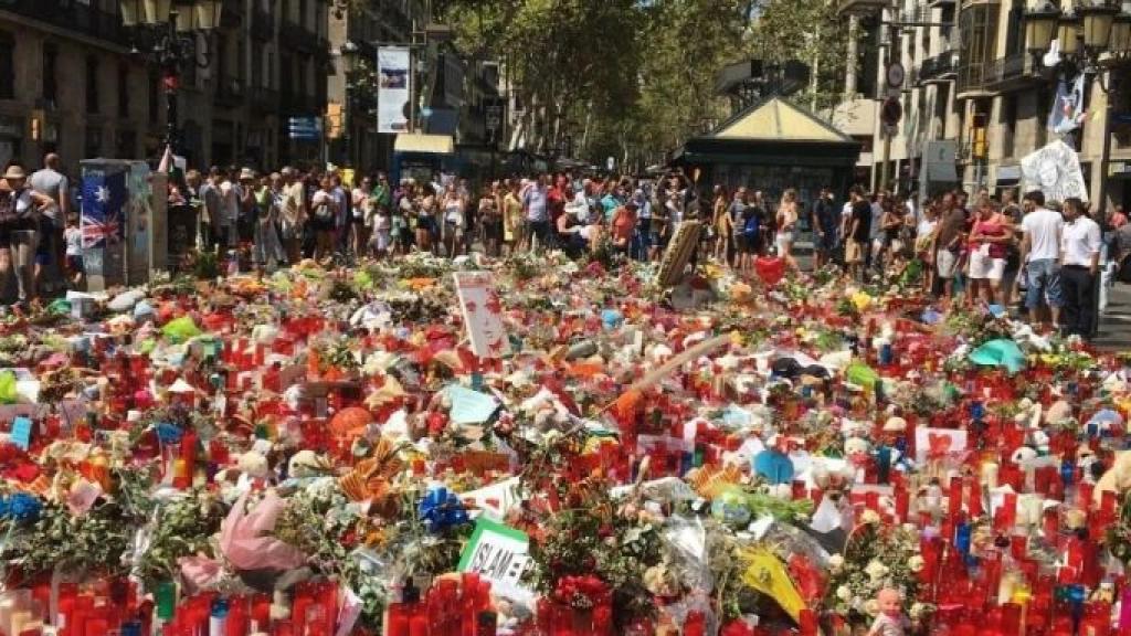 Ofrenda floral sobre el mosaico de Miró en La Rambla tras los atentados del 17A