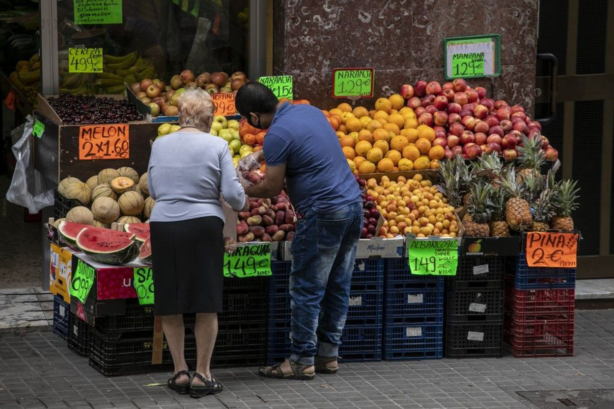 Compradores en un comercio de proximidad / BCNCOMERÇ