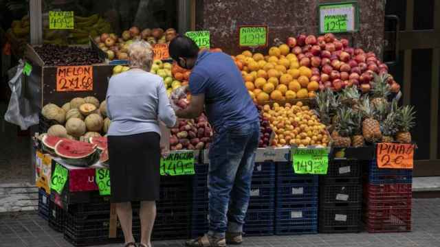 Compradores en un comercio de proximidad / BCNCOMERÇ