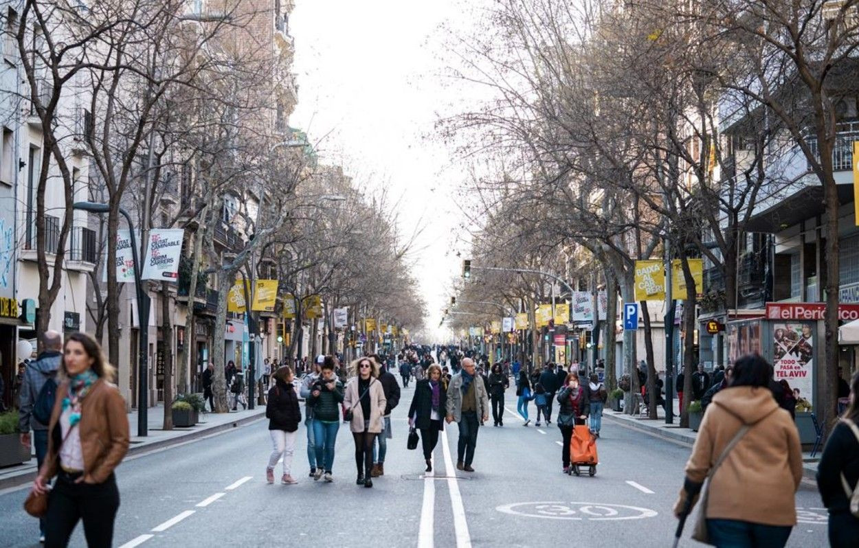 'Obrim carrers' corta el tráfico en la calle de Sants / AJ BCN