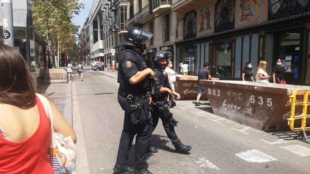 Dos agentes de los Mossos d'Esquadra en el lugar de los hechos / GUILLEM ANDRÉS - METRÓPOLI