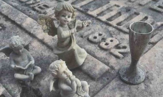 Algunas de las figuritas robadas en el
cementerio de Montjuïc / MOSSOS D'ESQUADRA