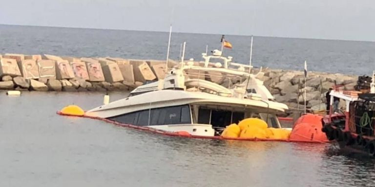 El yate hundido en la zona de los Banys del Fòrum / MOVIMENT DIAGONAL MAR