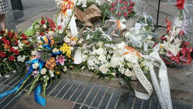 Flores en homenaje a las víctimas depositadas este martes 17 de agosto de 2021 en La Rambla de Barcelona / PABLO MIRANZO