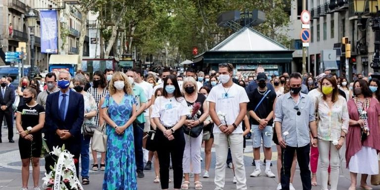 Minuto de silencio en el acto de homenaje / EFE