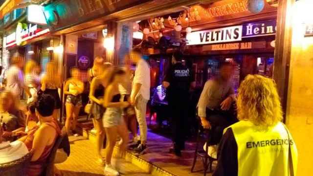 Varias personas en el exterior de un bar nocturno / EFE