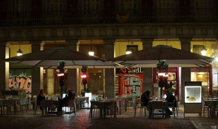 Varias personas en la terraza de un bar / EFE