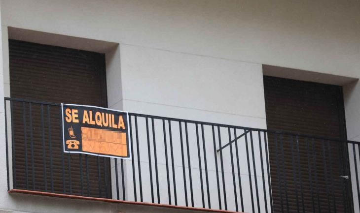 Cartel de se alquila en la terraza de una vivienda / Marta Fernández / Europa Press