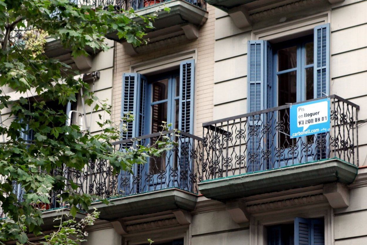 Cartel de una vivienda de alquiler en Barcelona / ARCHIVO