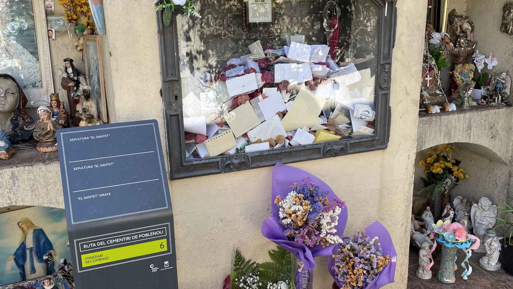 El nicho de Francesc Canals Ambrós, conocido como el 'Santet', en el cementerio del Poblenou / DAVID GORMAN