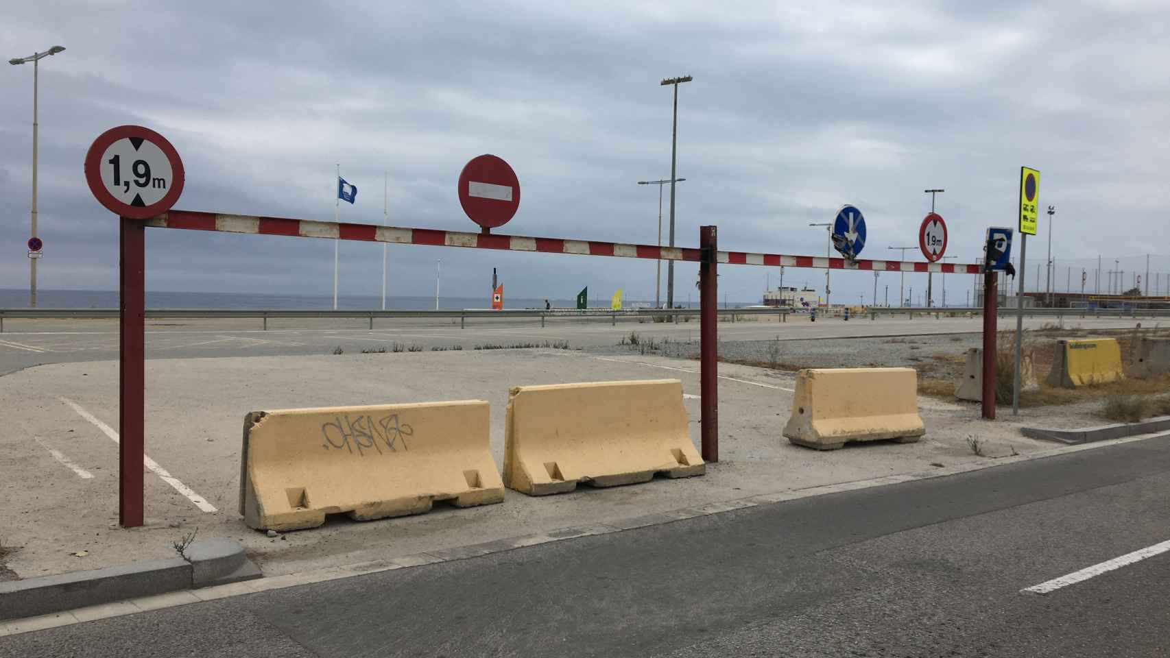 Accesos cerrados a la zona de estacionamiento gratuito de la Nova Mar Bella / RP