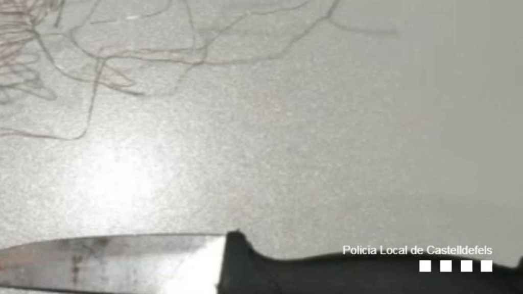 El cuchillo que utilizó el agresor para atacar a dos policías en Castelldefels / POLICÍA LOCAL CASTELLDEFELS