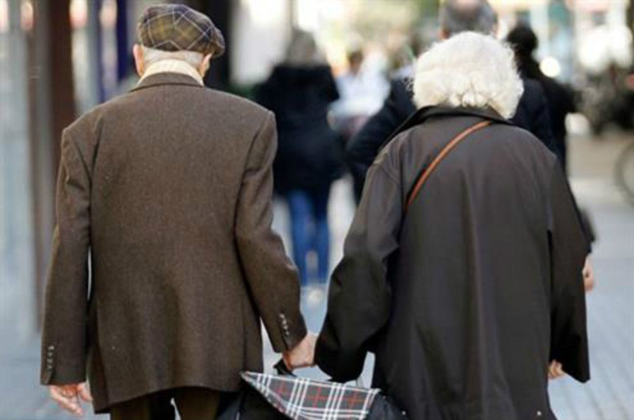 Una pareja de ancianos en Barcelona / EFE