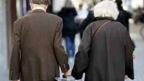 Una pareja de ancianos en Barcelona / EFE