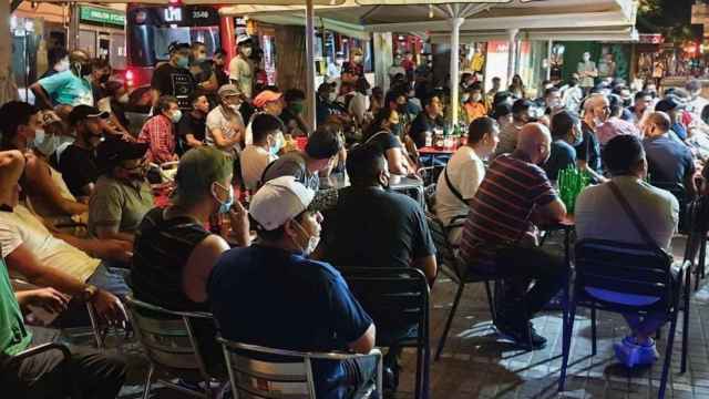 Multitudinaria concentración en un bar de L’Hospitalet para ver la final de la Champions / GUÀRDIA URBANA HOSPITALET