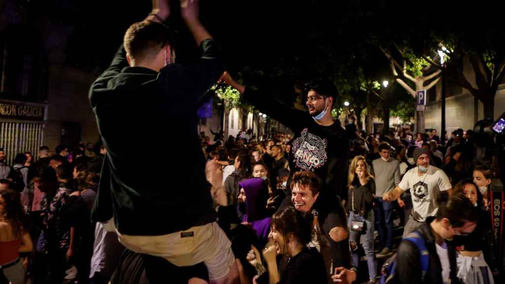 Jóvenes de fiesta en Barcelona